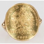 Ring mit Goldmünze750/-Gelbgold, gestempelt. Gewicht: 7,4 g. Gewölbt eingearbeitete Goldmünze.