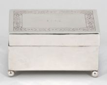 Deckeldose925er Silber. Punzen: Herst.-Marke, 925. 9,2 x 16,5 x 11,7 cm. Gew.: 802 g. Monogr.