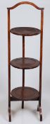 Etagere sog. Cake-StandEngland, um 1900. Eiche. 91,5 x 25,5 x 17 cm.