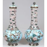 Paar ZiervasenChina, um 1900. Cloisonné. H. 53 cm. Eine Vase mit Besch. am Knauf. Eine Besch. am