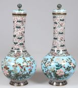 Paar ZiervasenChina, um 1900. Cloisonné. H. 53 cm. Eine Vase mit Besch. am Knauf. Eine Besch. am