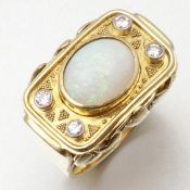 Goldring mit Opal-Cabochon585/- Gelbgold, gestempelt. Gewicht: 7,3g. Opal im Cabochon (0,95 x 0,79 x