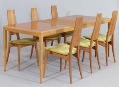 Mid Century Esstisch mit 6 StühlenDeutschland, um 1960. Eiche. 1 Esstisch 73 x 130/190 x 79 cm. 6