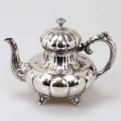 Teekanne im Barock Stil Norwegen, um 1900. 830er Silber. Punzen: Herst.-Marke, 830. H. 19 cm.