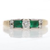 Zierlicher Smaragd-Ring mit Brillanten