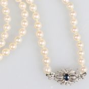 Perlenkette mit Saphir-Schließe