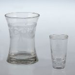Becherglas und Schnapsglas
