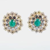 Paar Diamant-Ohrstecker mit Perlmutt und Smaragdcabochons