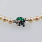 Perlenkette mit Saphir und Smaragd-Schließe