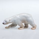 Kleiner, gehender Eisbär