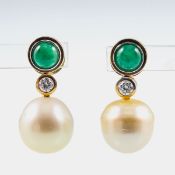 Paar klassische Perlenohrringe mit Südseeperlen und Smaragden