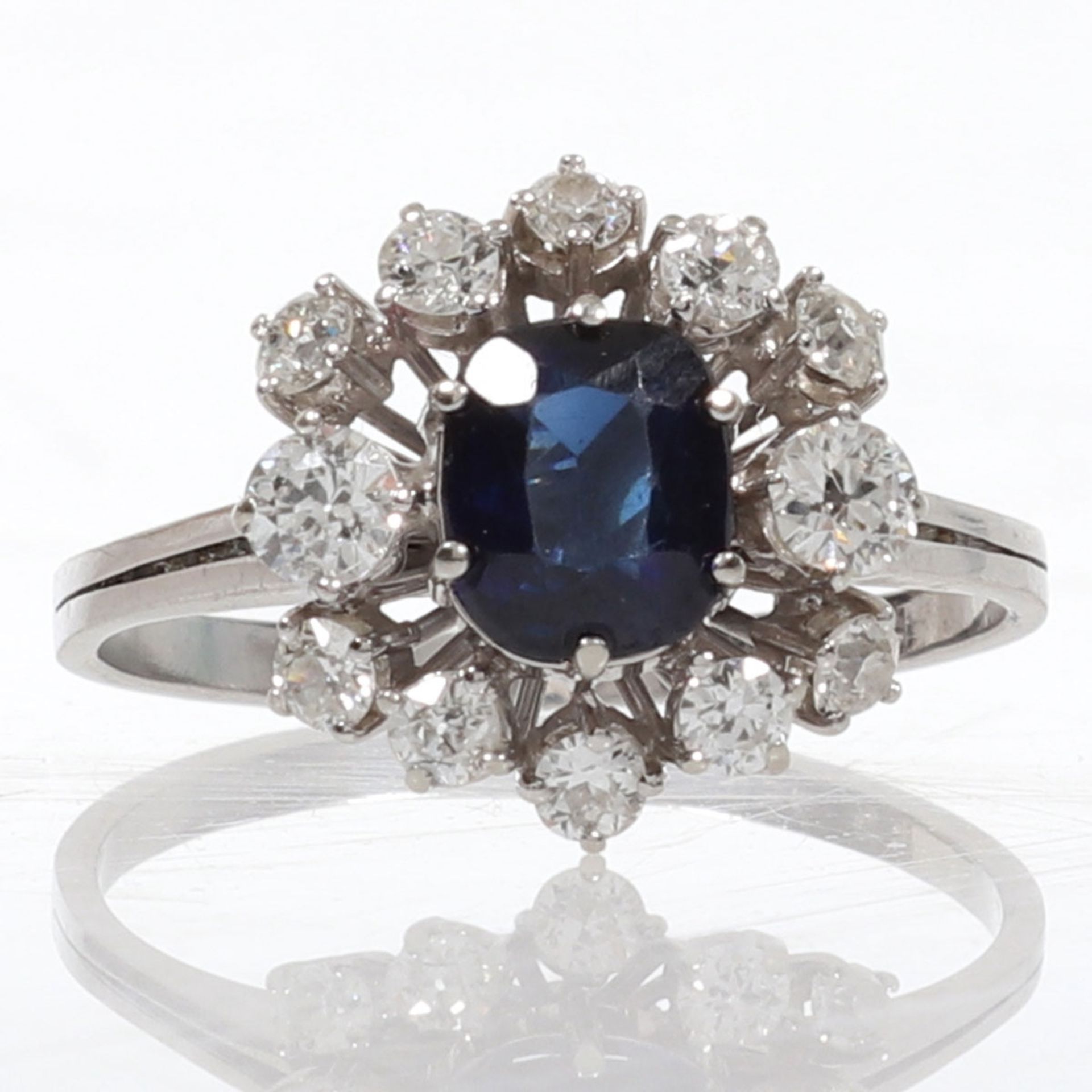 Eleganter Saphir-Ring mit Diamanten