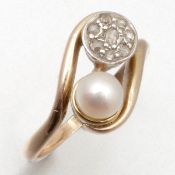 Kleiner Ring mit Perle und Diamanten