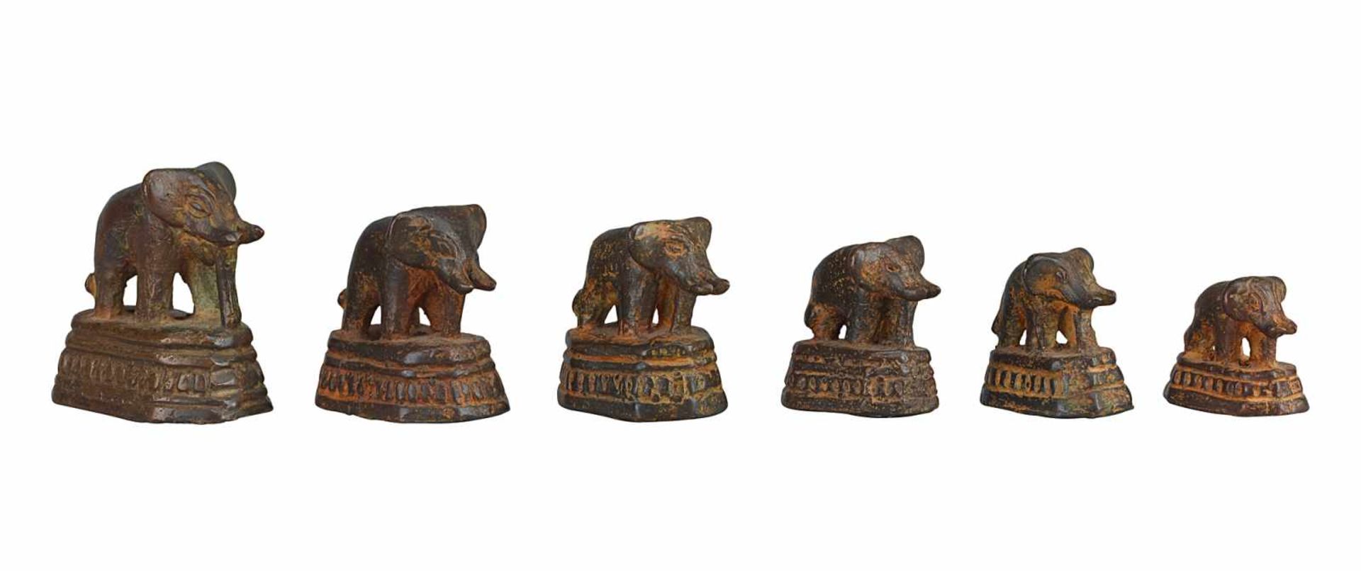 Satz von sechs Opiumgewichten mit Elefantenfiguren - Image 2 of 2