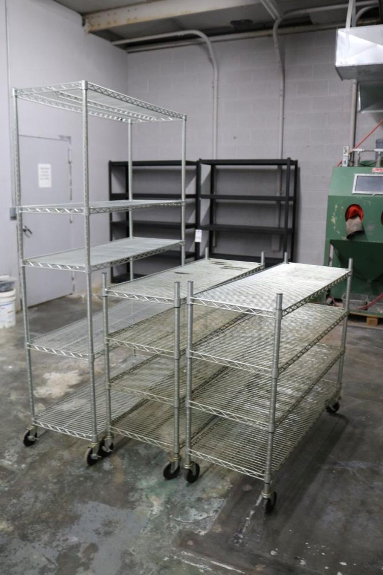 (3) Rolling Wire Racks (1) 5 Tier, 47" x 17" x 75 1/2" and (2) 4 Tier, 47" x 18" x 38" - Bild 4 aus 5