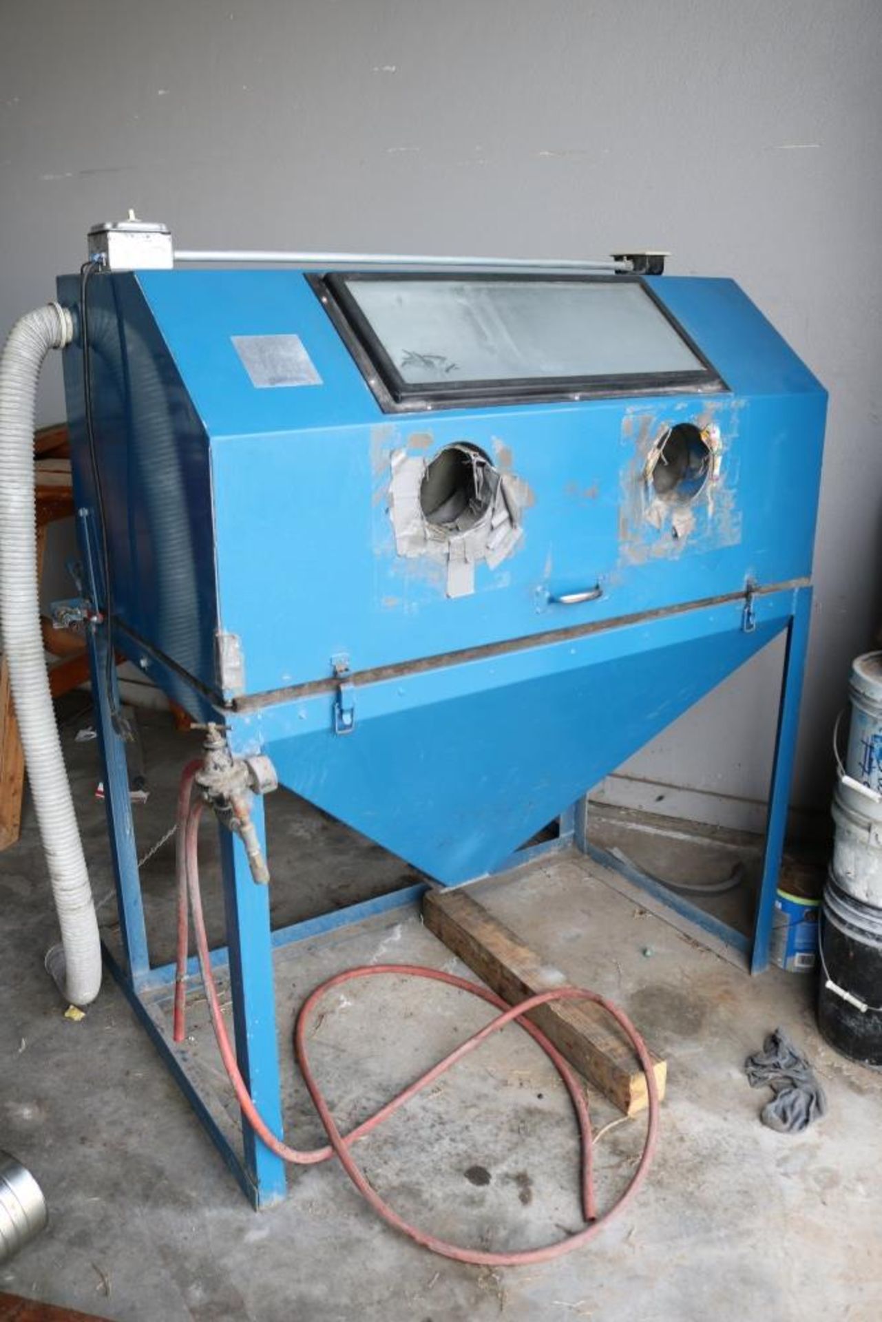 Cyclone MFG Blast Cabinet, Model 4826 with Cyclone Air Filter 48" x 25" x 26"