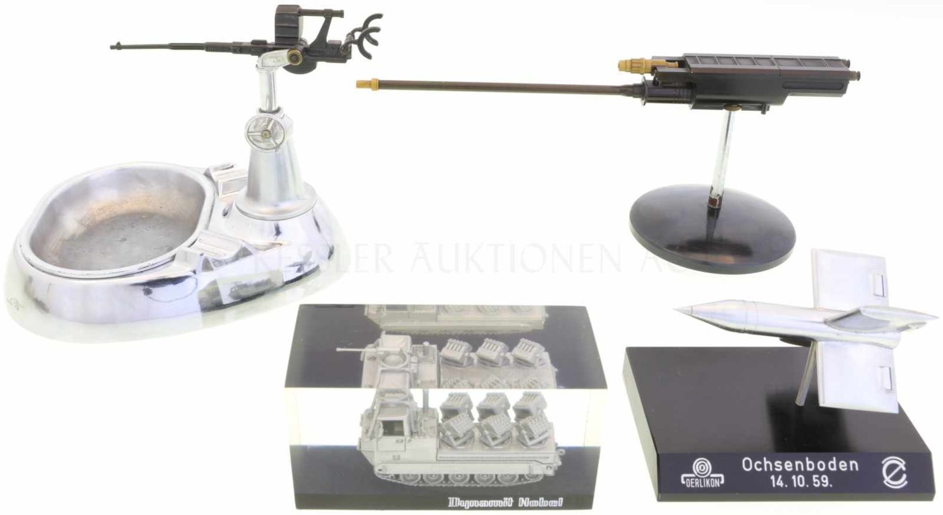 Konvolut von 4 waffentechnischen Miniaturen