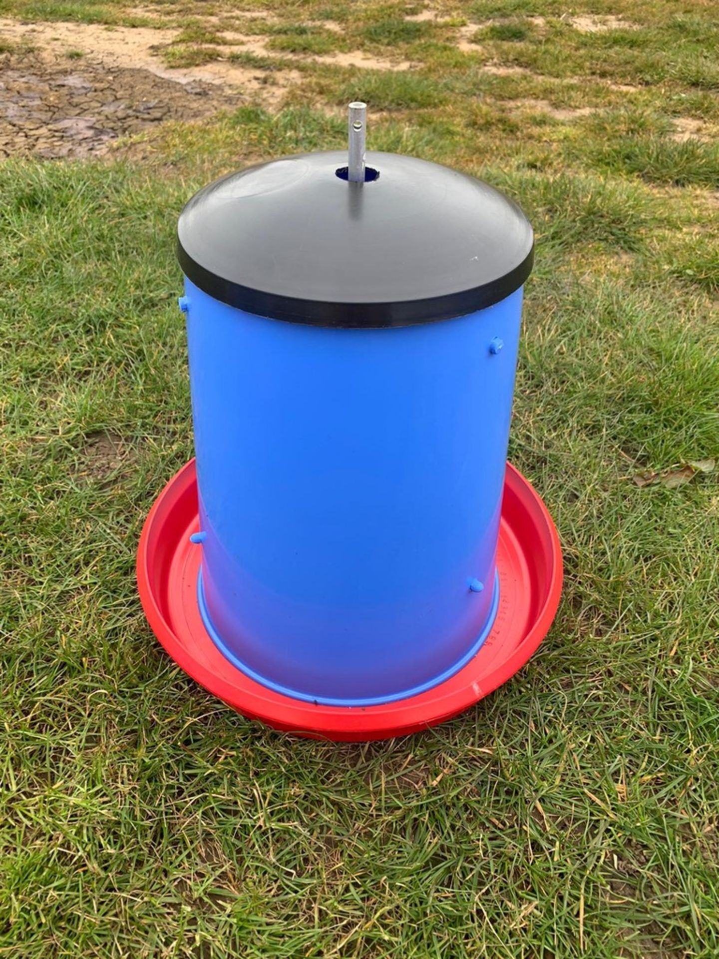 10 x Manola Feeders complete with black cover top