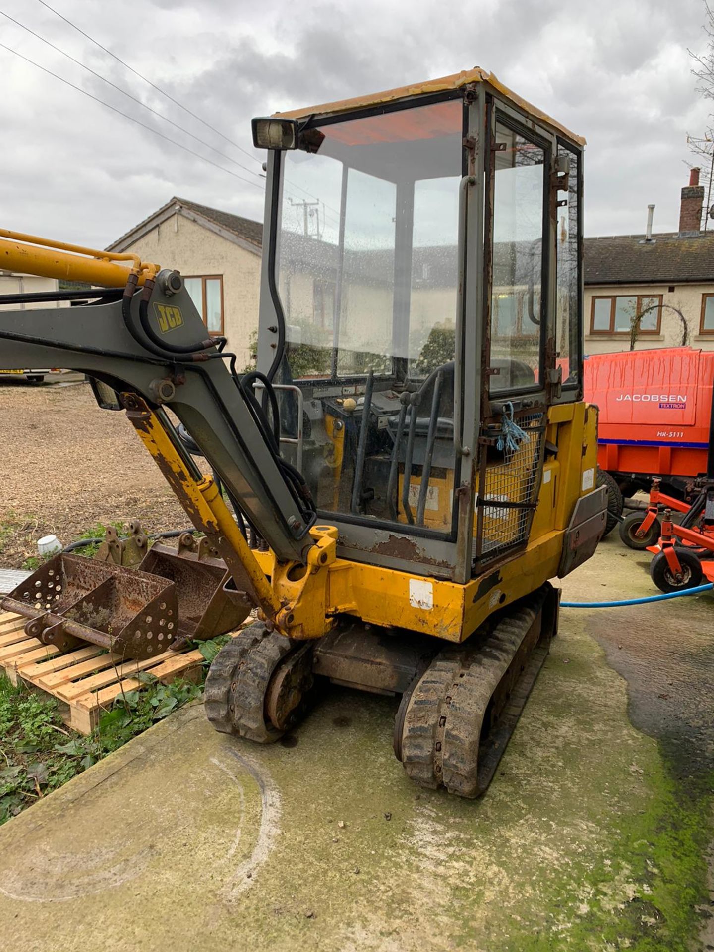 JCB 801 1 Tonne MiniMaster Digger on Rubber Tracks c/w Front Blade and Three Buckets - Image 2 of 8