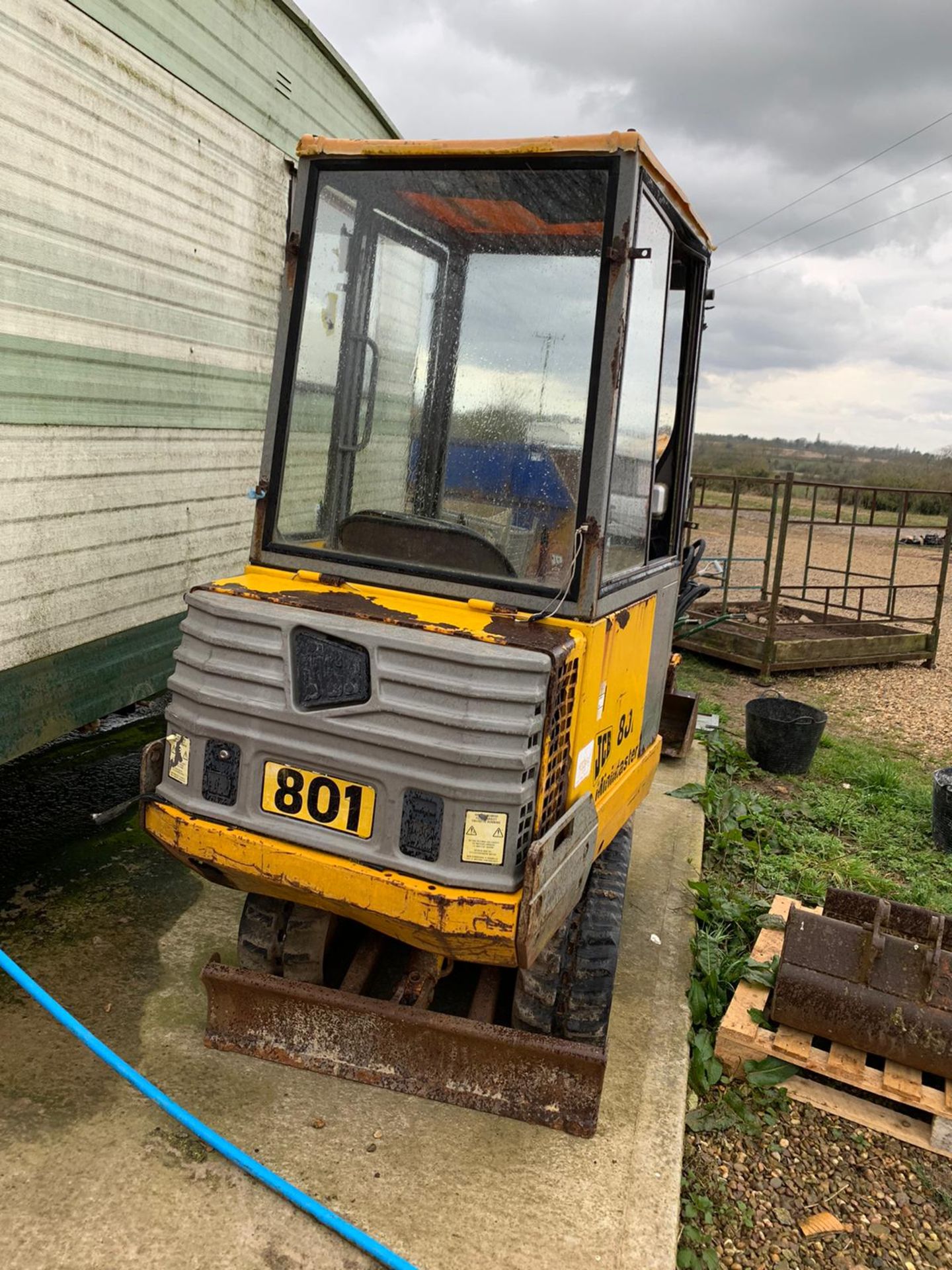 JCB 801 1 Tonne MiniMaster Digger on Rubber Tracks c/w Front Blade and Three Buckets - Image 8 of 8