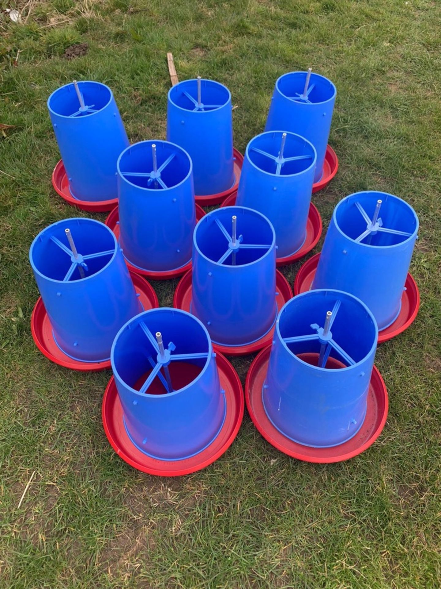 10 x Manola Feeders complete with black cover top - Image 2 of 2