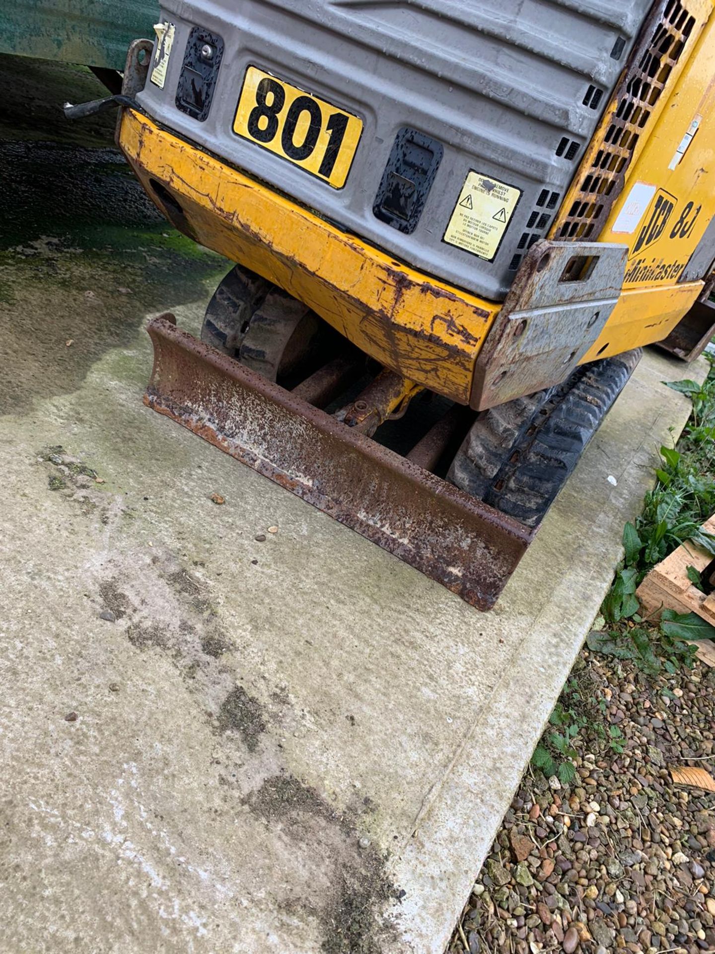 JCB 801 1 Tonne MiniMaster Digger on Rubber Tracks c/w Front Blade and Three Buckets - Image 5 of 8