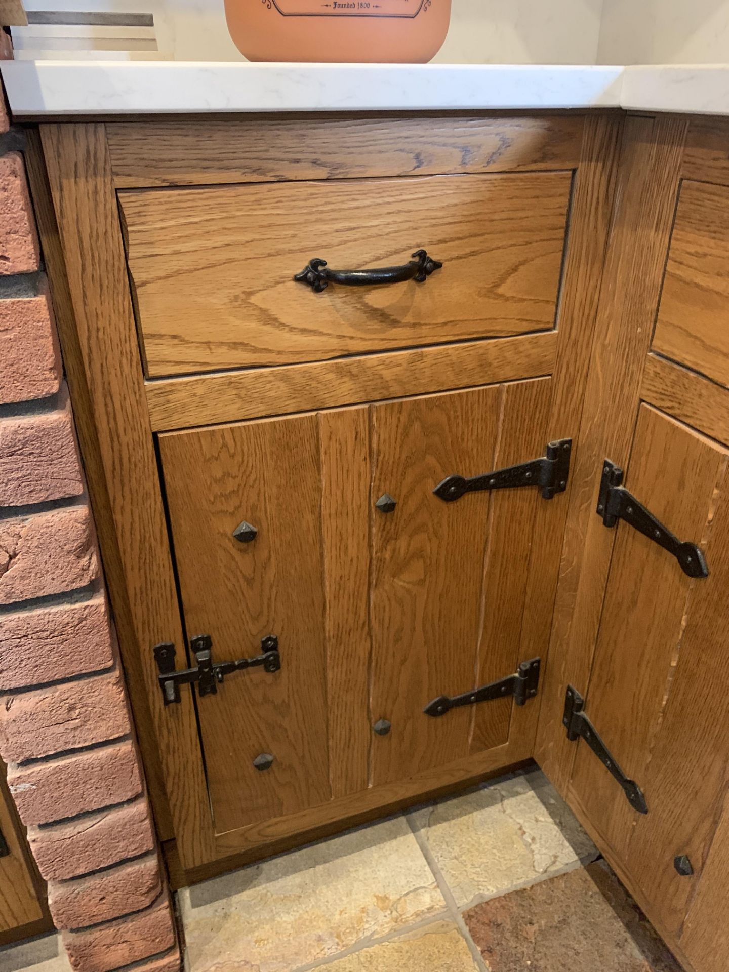 Oak Farmhouse style fitted kitchen ex display - Image 5 of 12