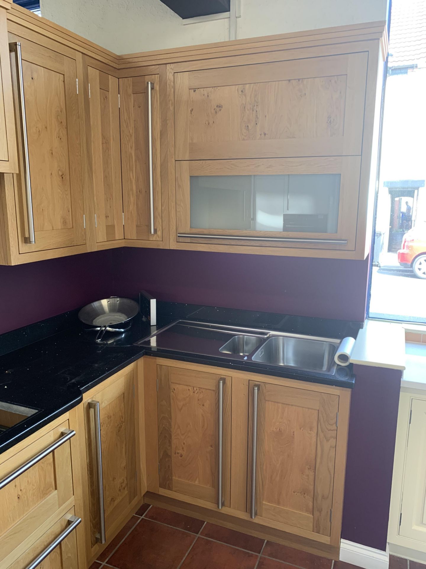 Oak shaker L-shaped ex-display kitchen with tear drop end - Image 3 of 9