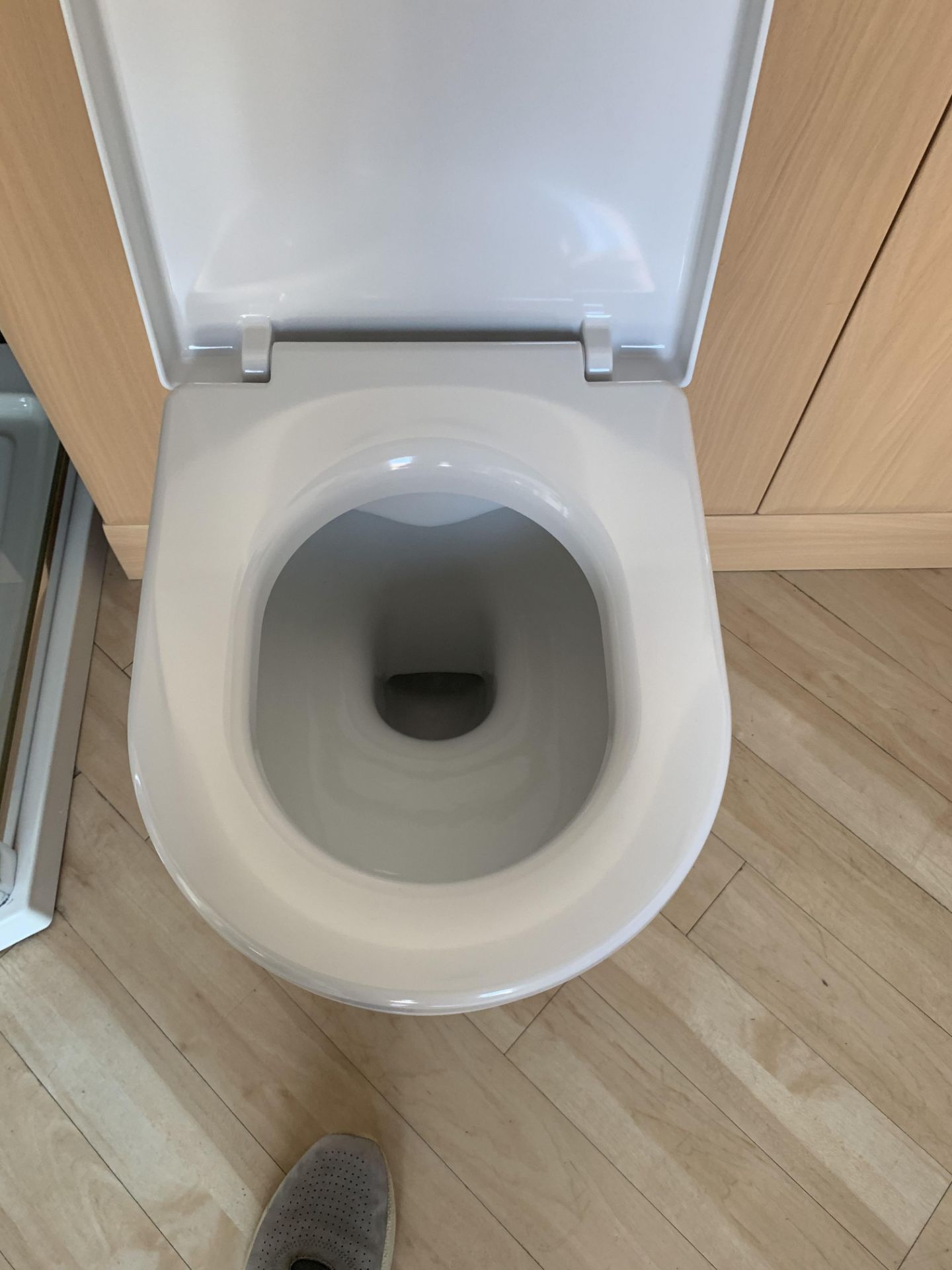 Laufen WC with soft close seat and Basin Unit (no ball cock and fittings) 138 long - Image 3 of 4