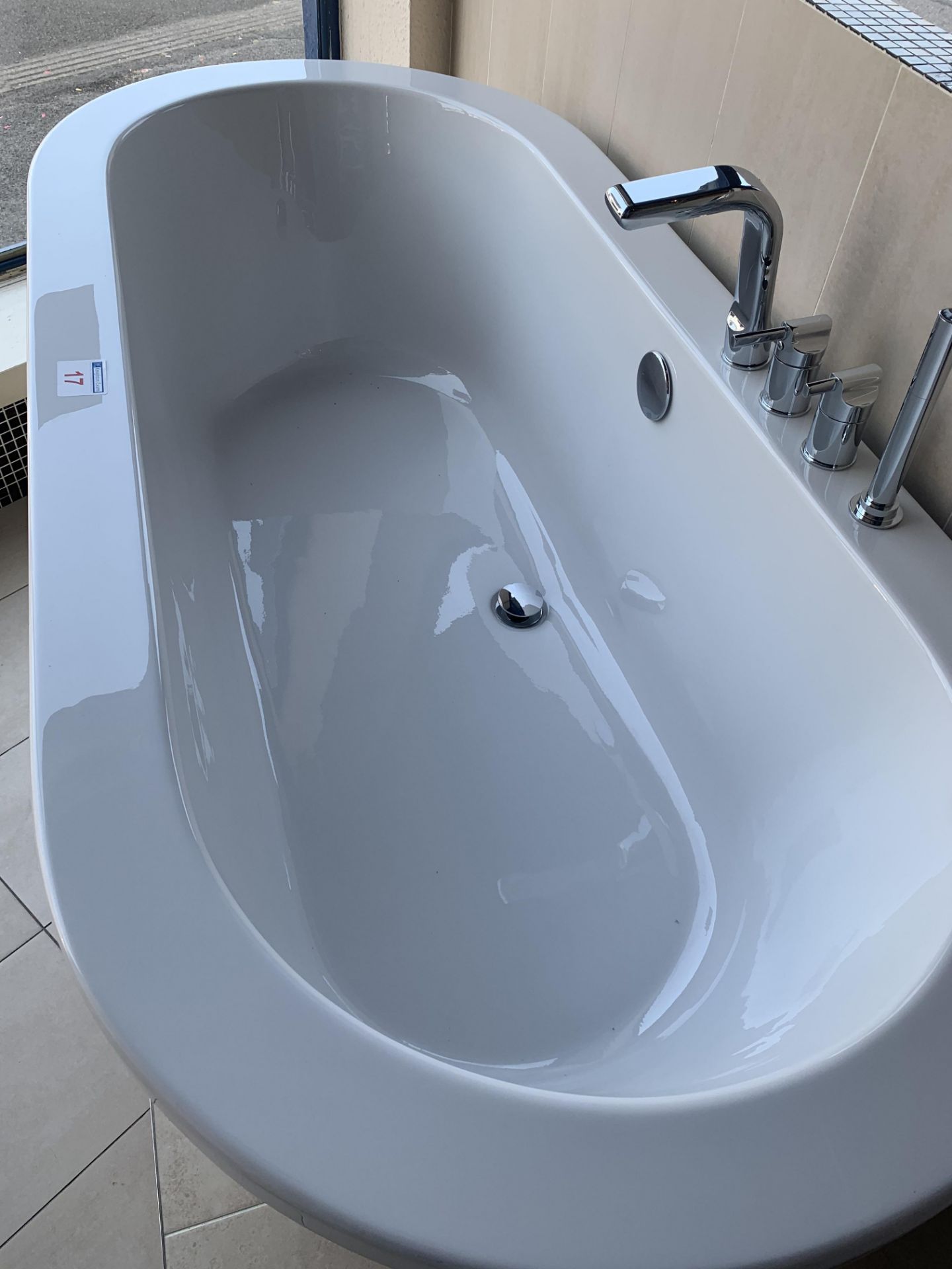 Double ended free style bath 178w x 81d x 60h - Image 3 of 3