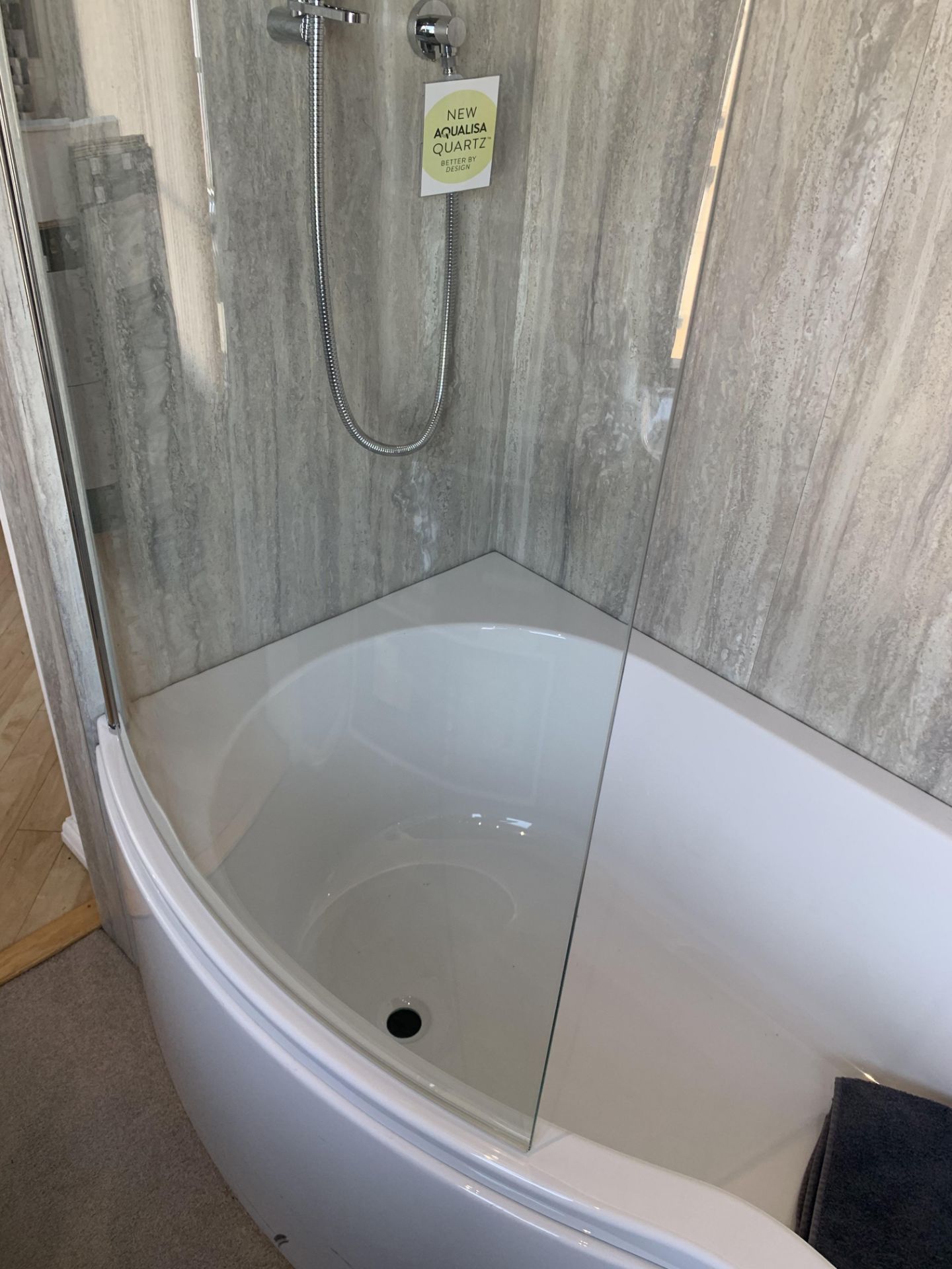 P-shaped bath with shower screen 170l x 92d - Image 4 of 5