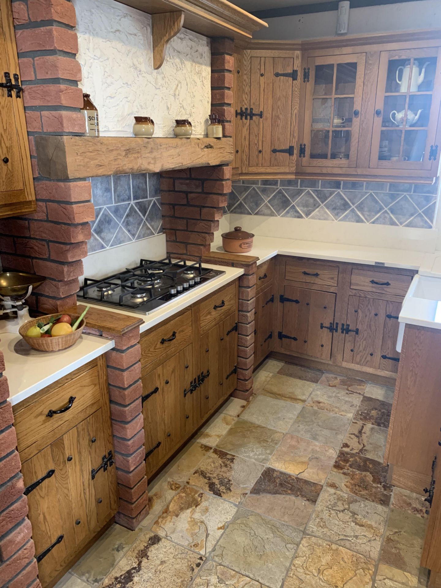 Oak Farmhouse style fitted kitchen ex display - Image 3 of 12