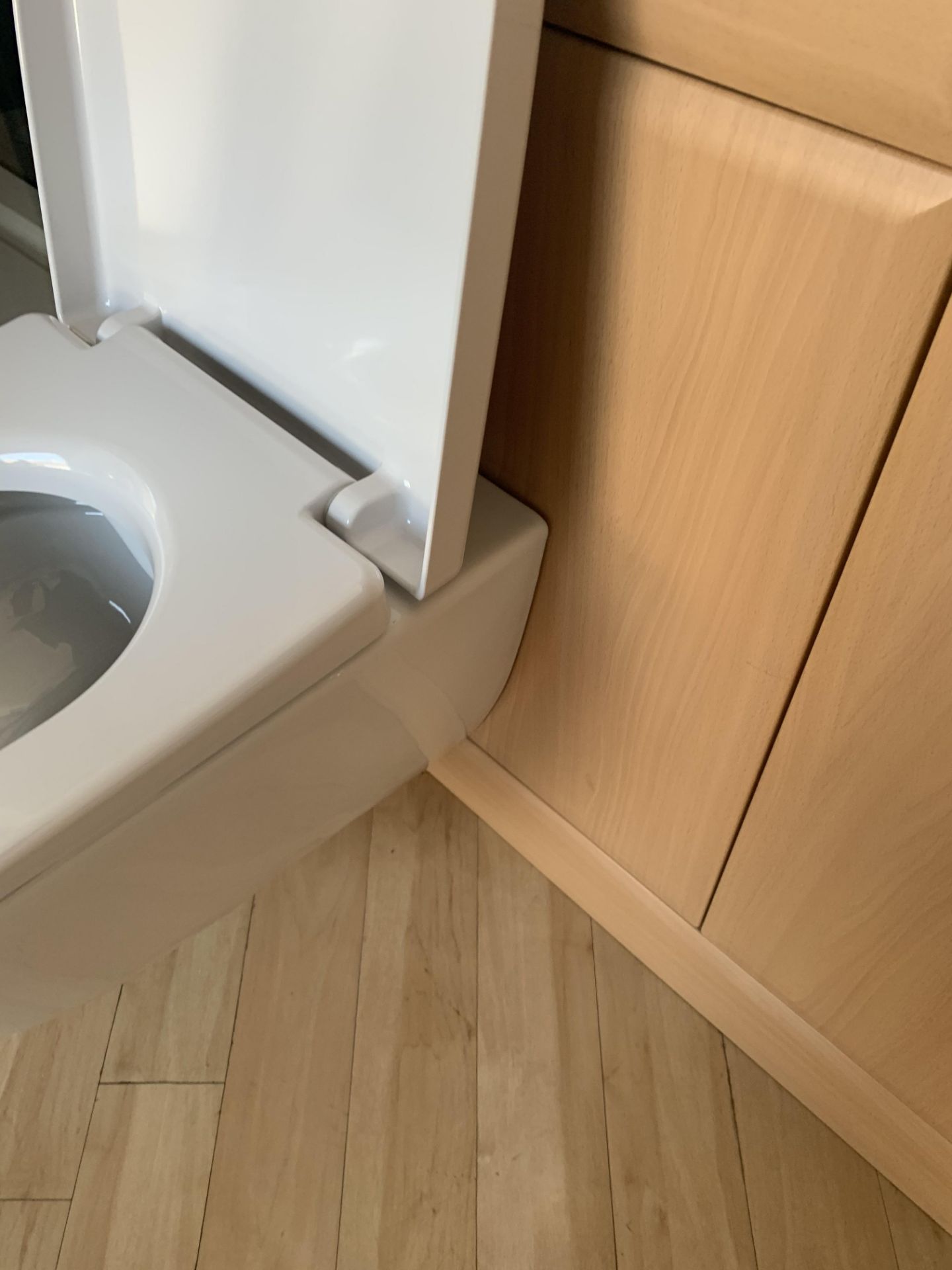 Laufen WC with soft close seat and Basin Unit (no ball cock and fittings) 138 long - Image 4 of 4