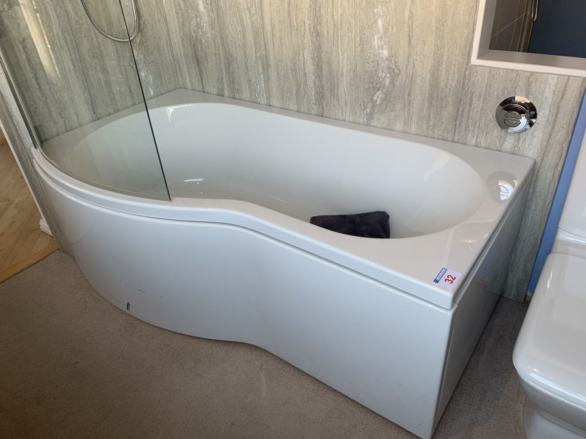 P-shaped bath with shower screen 170l x 92d - Image 2 of 5