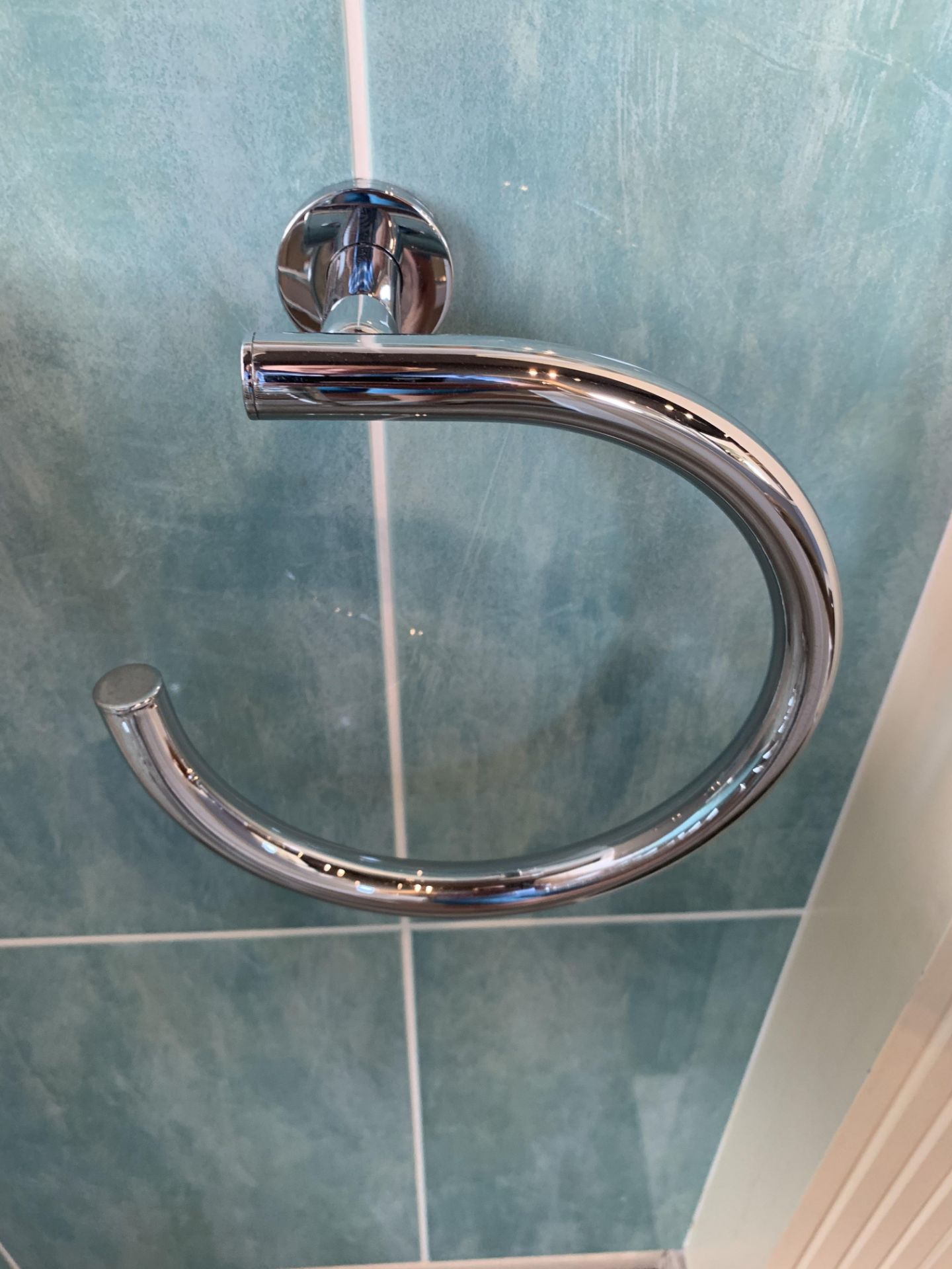 Small chrome towel radiator, towel holder and toilet roll holder - Image 2 of 3