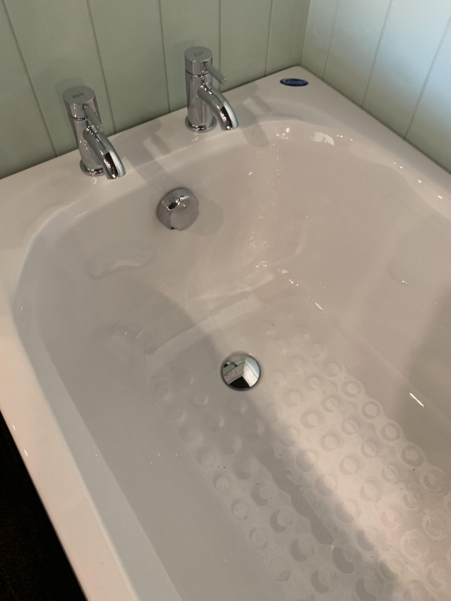 Carronite acrylic bath with Pegler taps 170l x 70w - Image 2 of 2