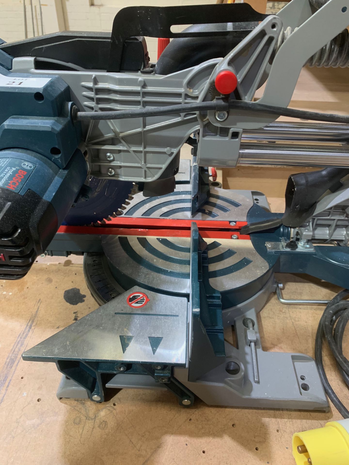 Bosch Professional GCM 8 SJL Sliding Mitre Saw - Image 3 of 5