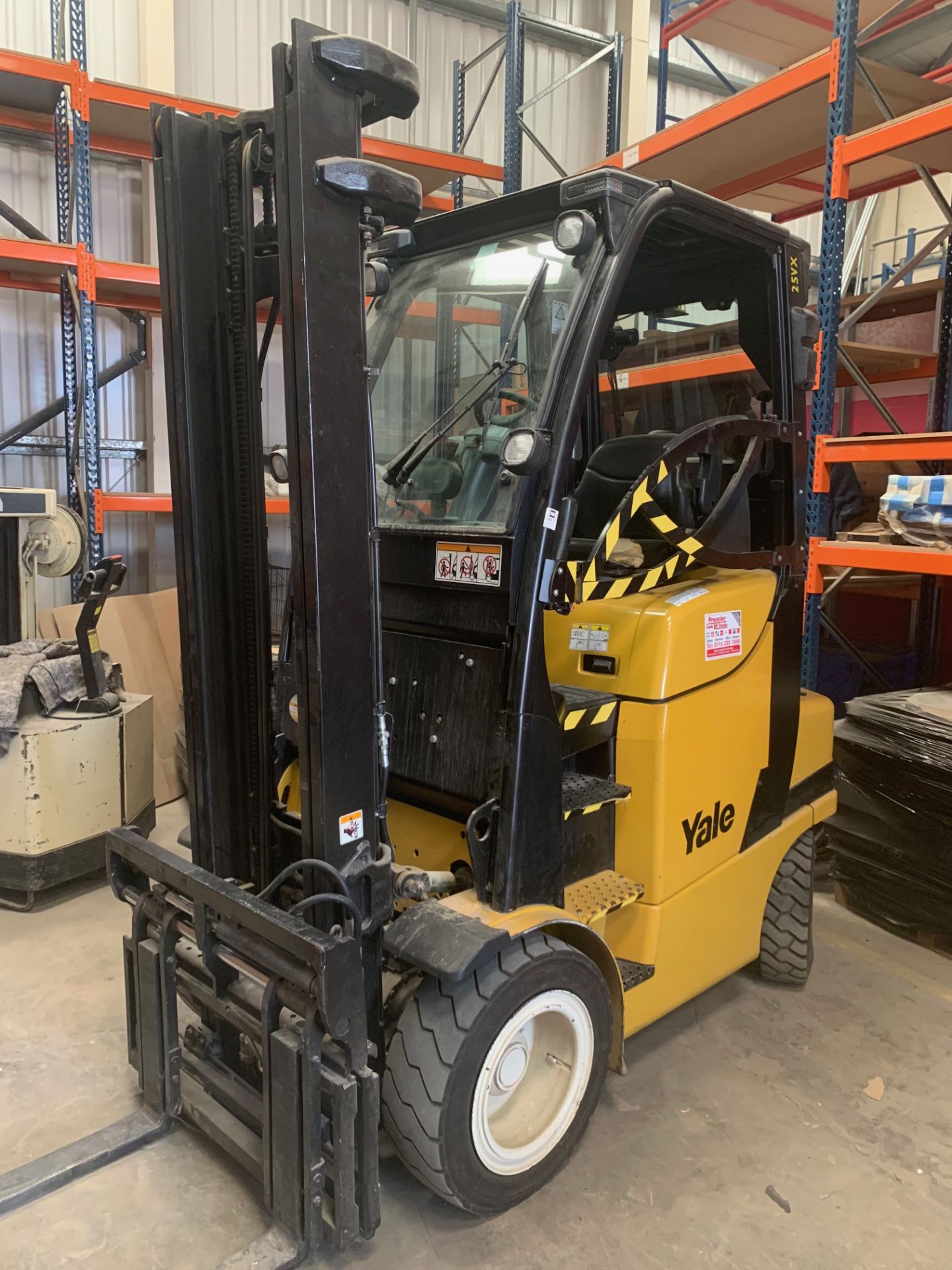 Yale Model GNP25VX Gas Fork Lift Truck 3,408 hrs use spec details as per plate photo - Image 2 of 13