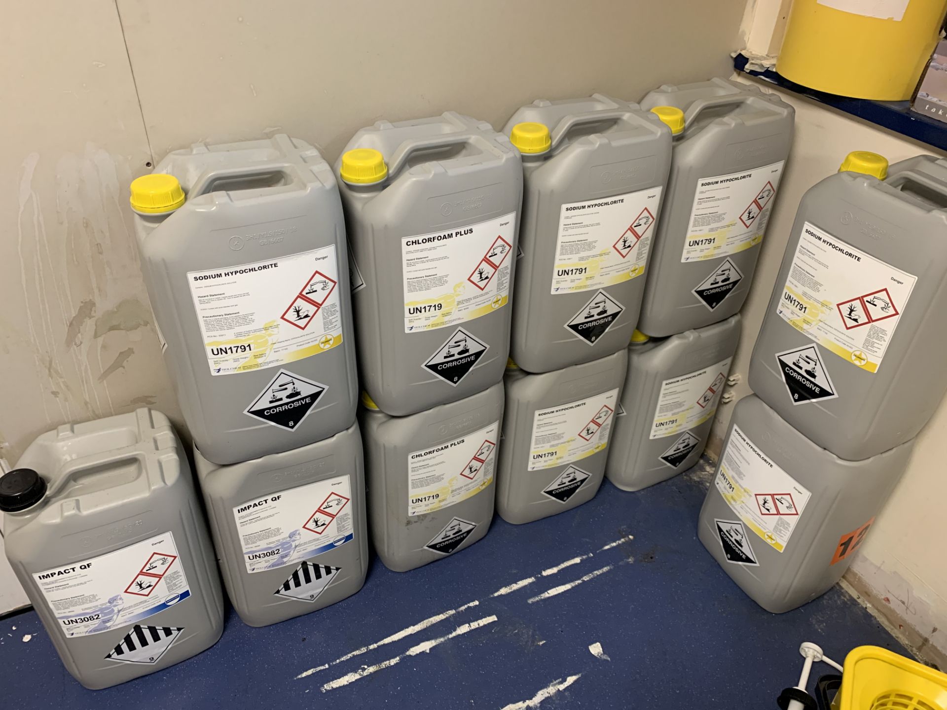 11 x 25kg containers of cleaning fluids