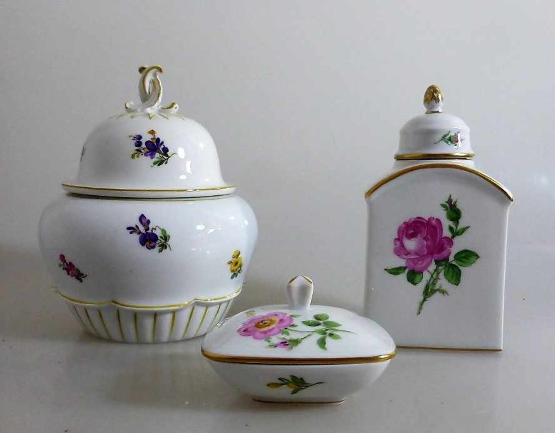 3 Dosen Meissen, Schwertermarke, Bonboniere (Marke von 1924-1934), II. Wahl, h. 15cm, d.