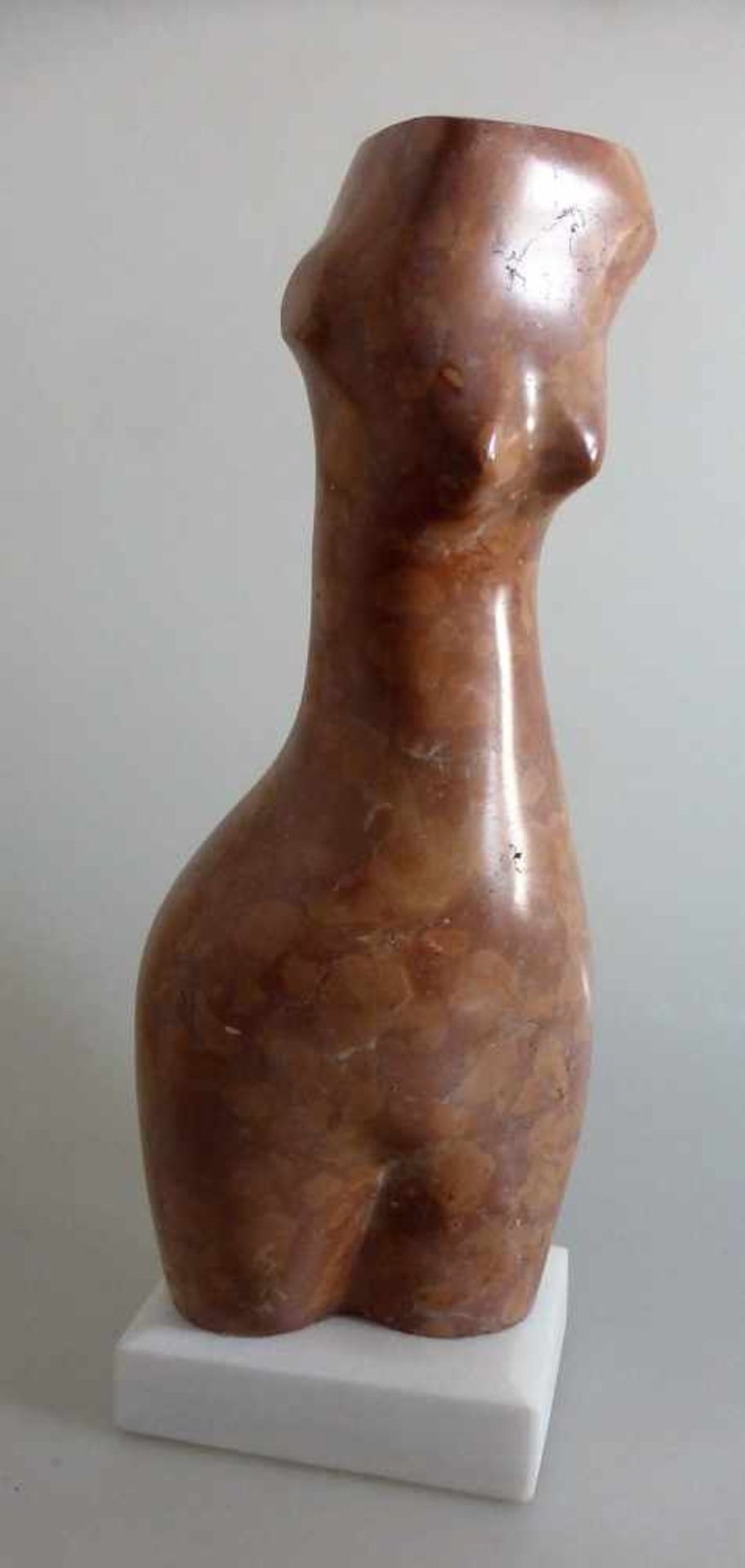 Frédéric d'Ard (*1935 Bukarest), Marmorskulptur "Weiblicher Torso", rötlicher polierter<br