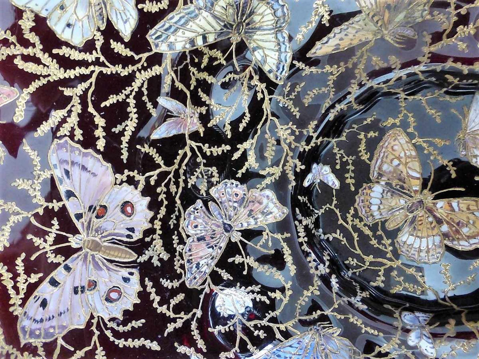 Jugendstil Glasschale, Böhmen um 1900, Dekor mit Schmetterlingen zwischen Blattranken in< - Bild 2 aus 3
