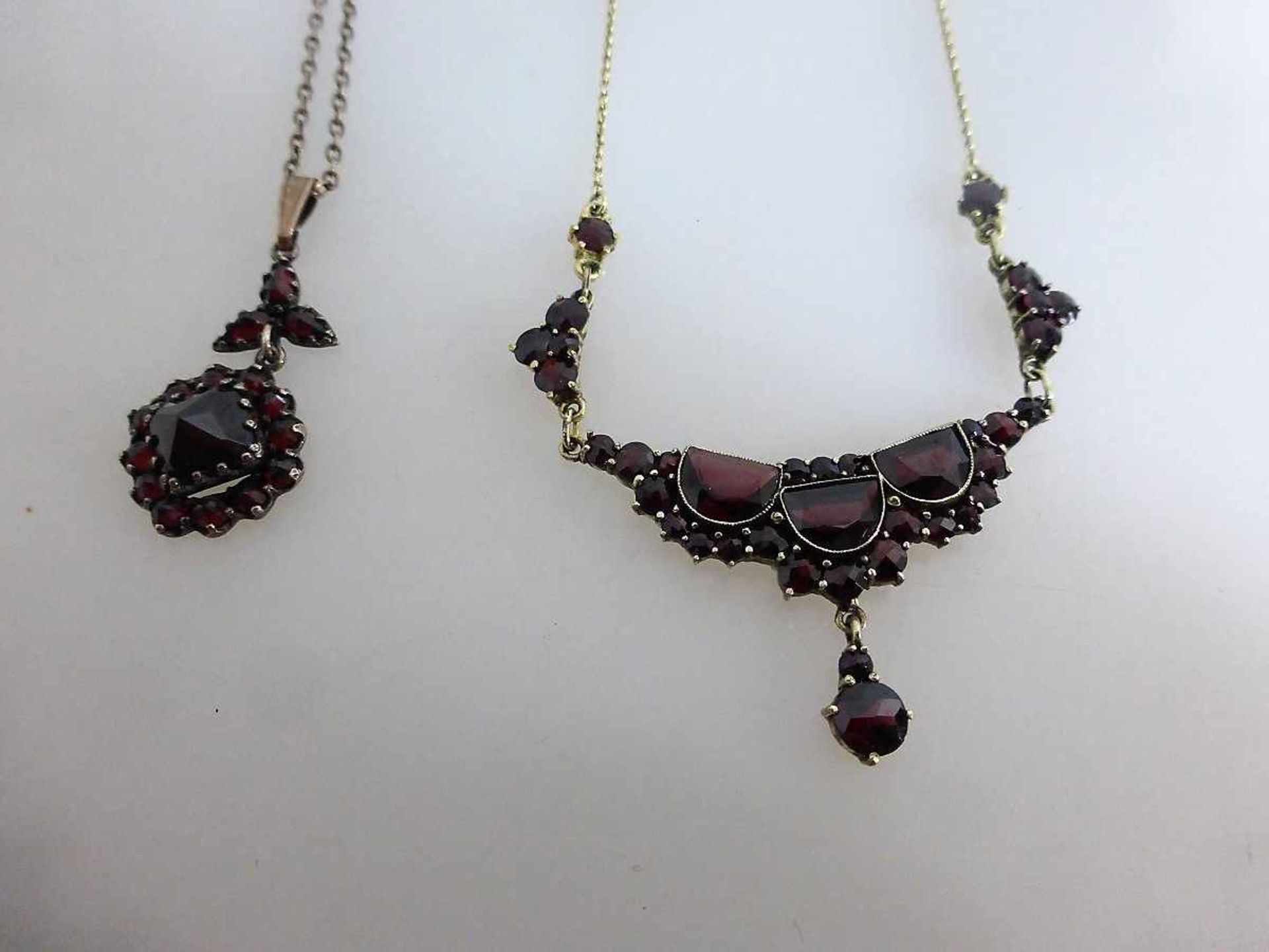 2 Teile Granatschmuck, Kette mit Granatanhänger (Silber 800), Collier unedel mit Granat,< - Image 2 of 2