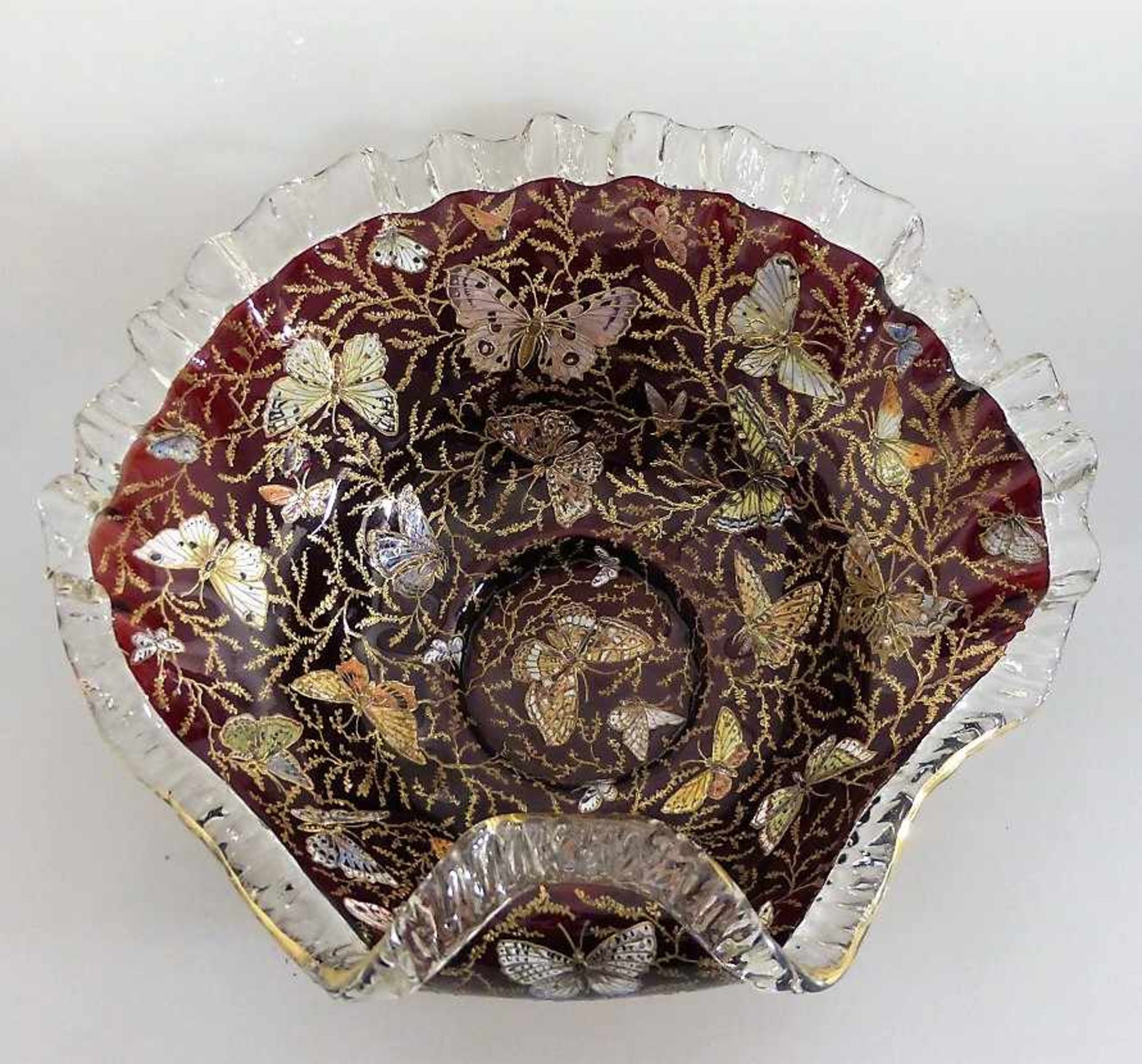 Jugendstil Glasschale, Böhmen um 1900, Dekor mit Schmetterlingen zwischen Blattranken in<
