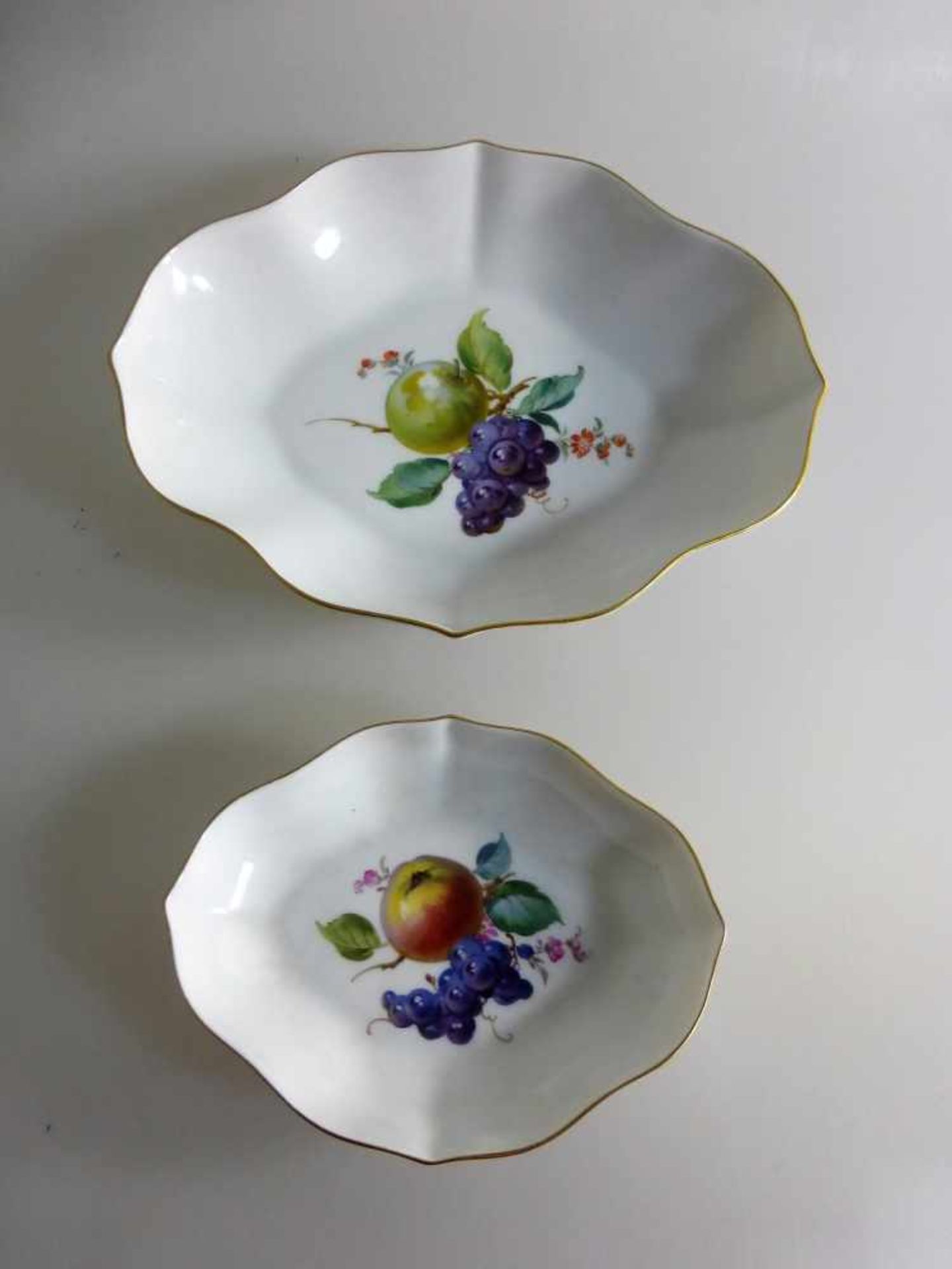 Meissen, Schwertermarke, polychrome Obstmalerei, Goldrand, 12cm x 9cm u. 18,5cm x 14,5cm