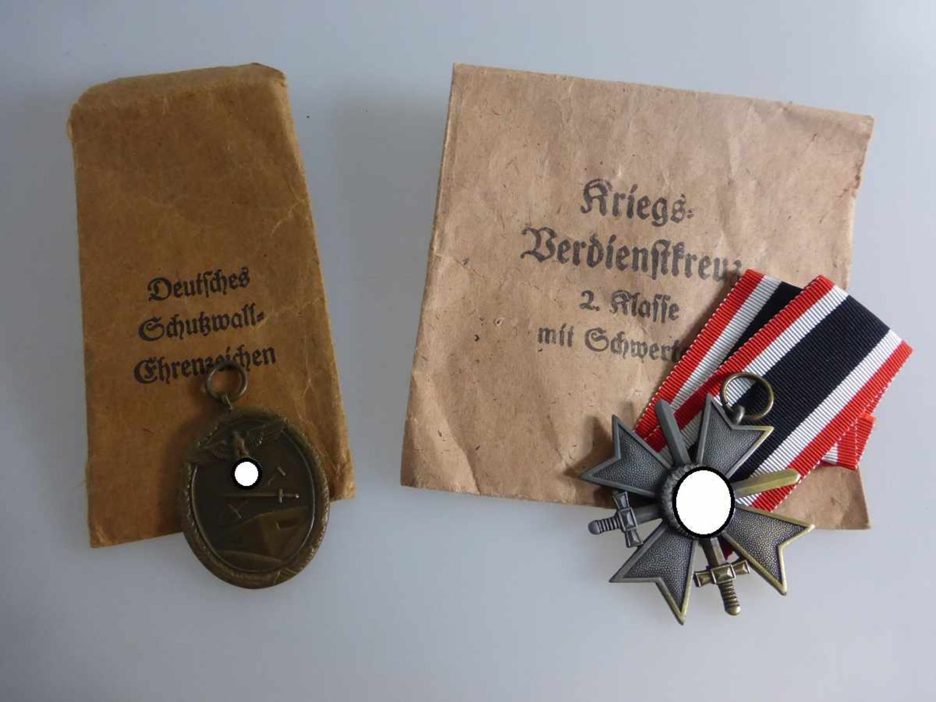 2 Auszeichnungen, sog. 3.Reich, Schutzwall Ehrenzeichen m. Band und Kriegsverdienstkreuz