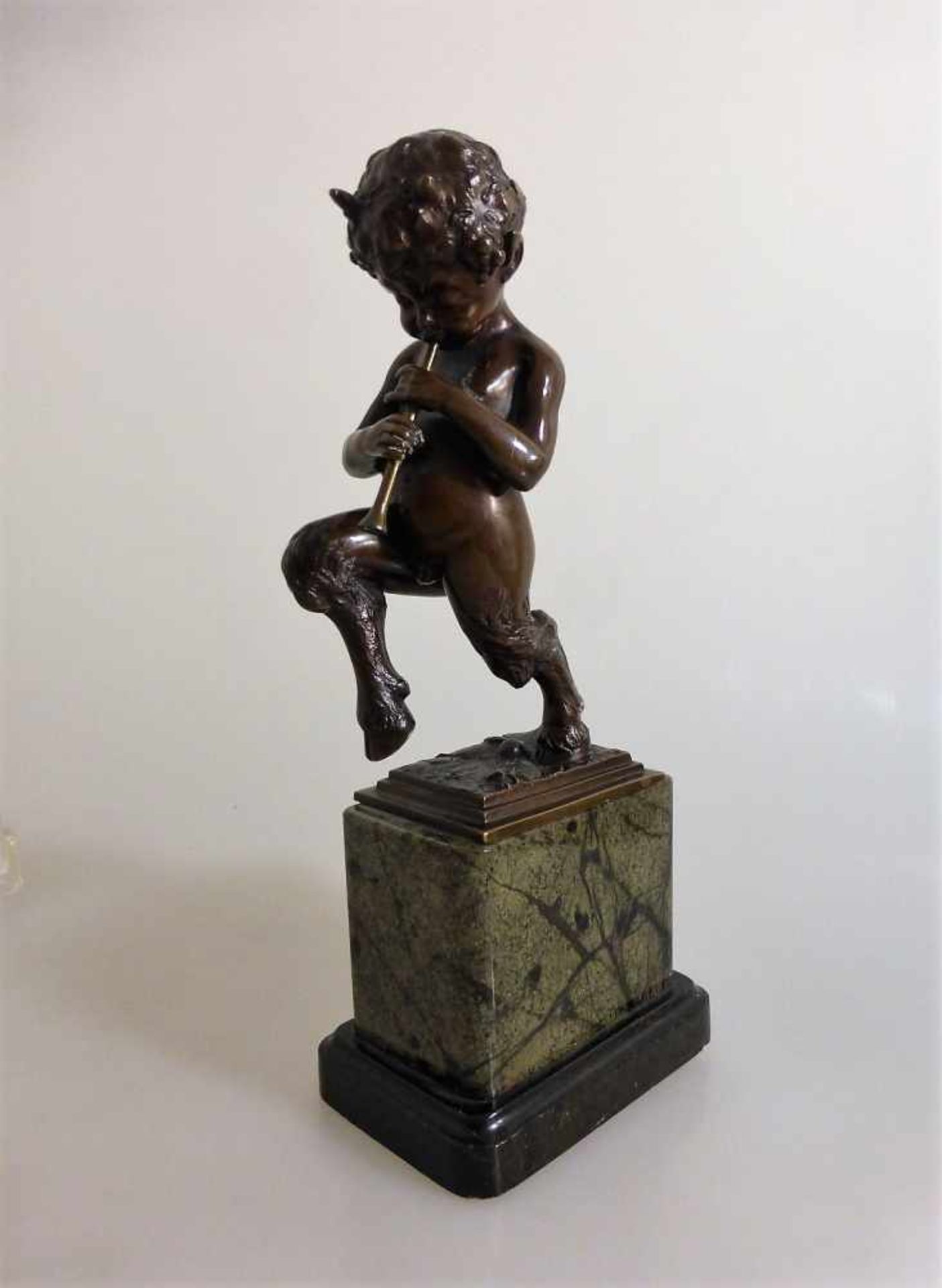 Frankreich, 19.Jh., Bronzeskulptur "Fötender Faun", kleine Lötstelle an einem Huf, auf<b
