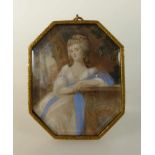 Miniatur, Frankreich um 1800, vornehme Dame im weißen Kleid und blauem Schal an einem<