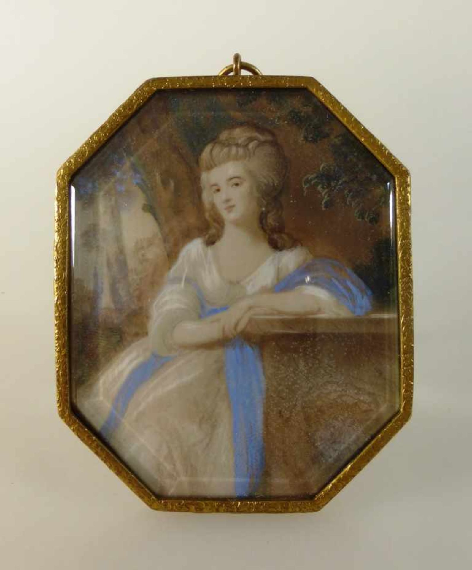 Miniatur, Frankreich um 1800, vornehme Dame im weißen Kleid und blauem Schal an einem<