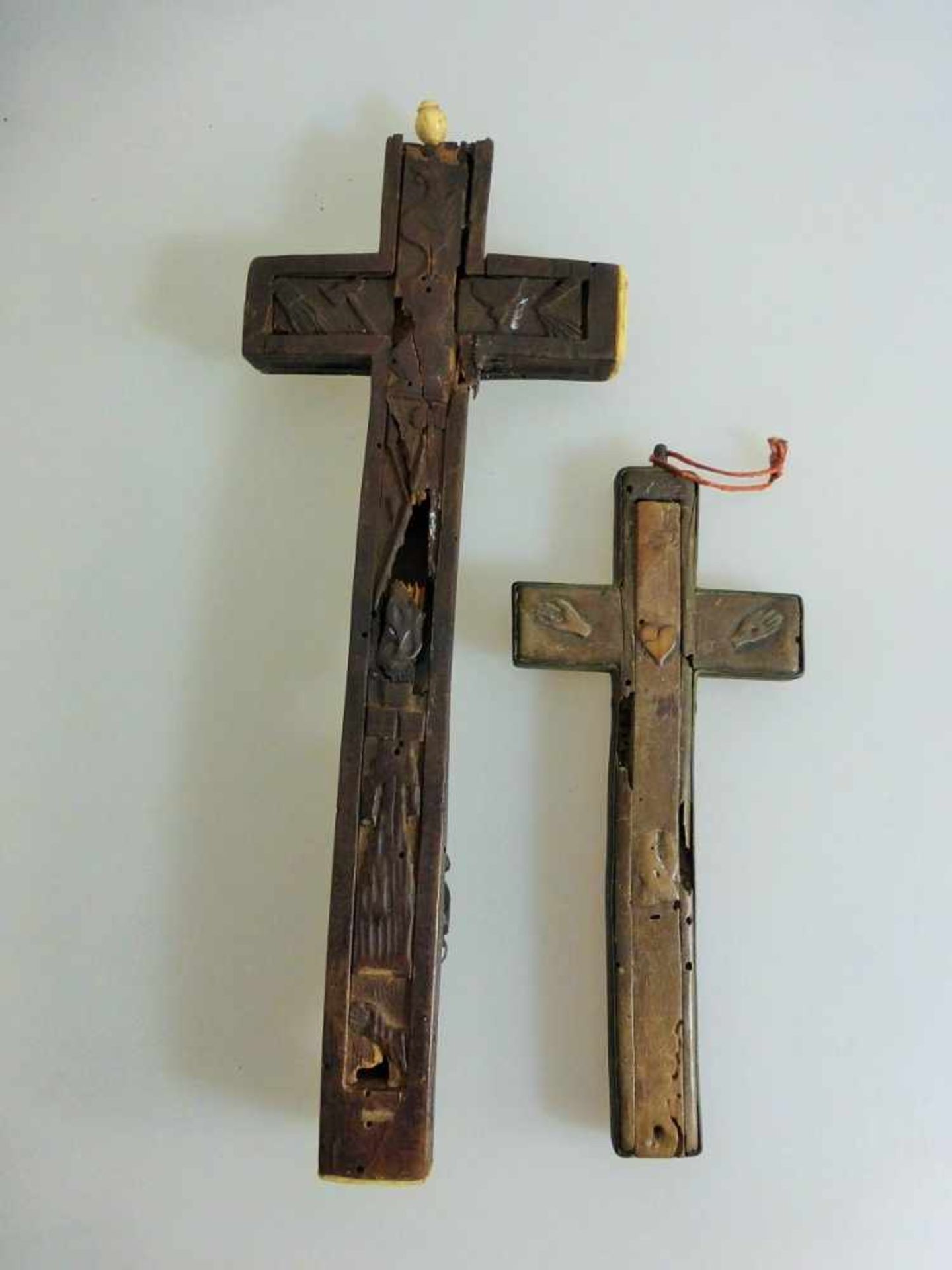 2 Reliquienkreuze um 1800, Holz, geschnitztes Dekor mit Christus-Korpus u. - Bild 2 aus 2